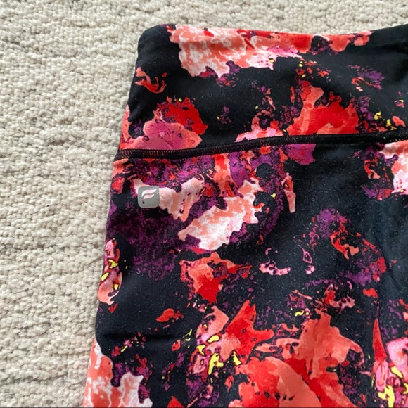 FABLETICS Black Red Salar Floral Print Mid Rise Capri Leggings - Picture 4 of 9